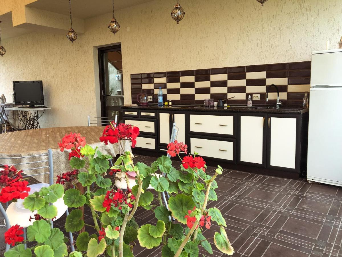 Гостевой Дом Siella Hotel Suhumi Exterior foto