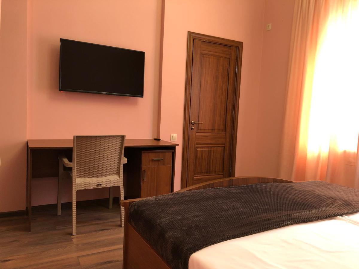 Гостевой Дом Siella Hotel Suhumi Exterior foto