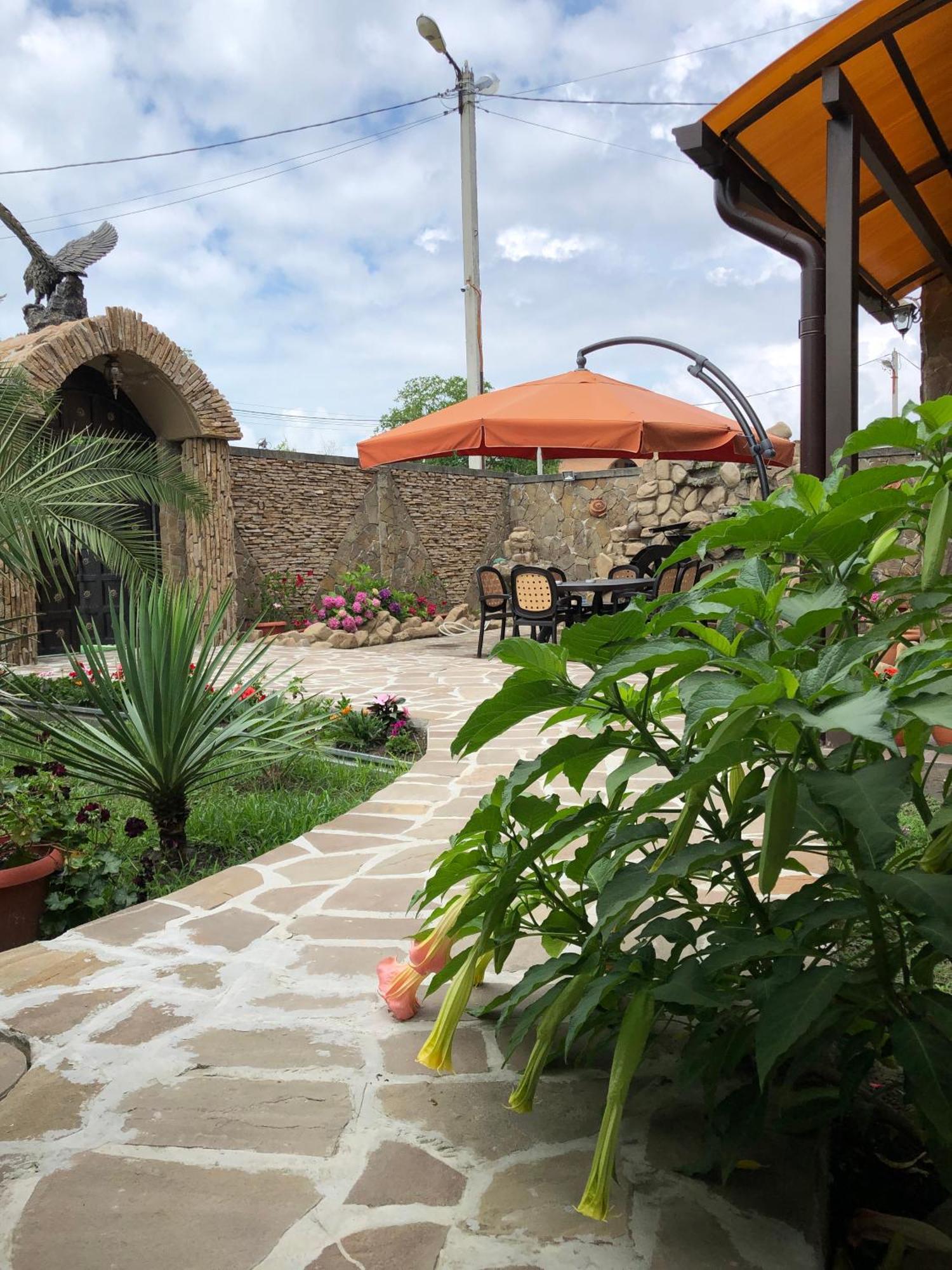 Гостевой Дом Siella Hotel Suhumi Exterior foto